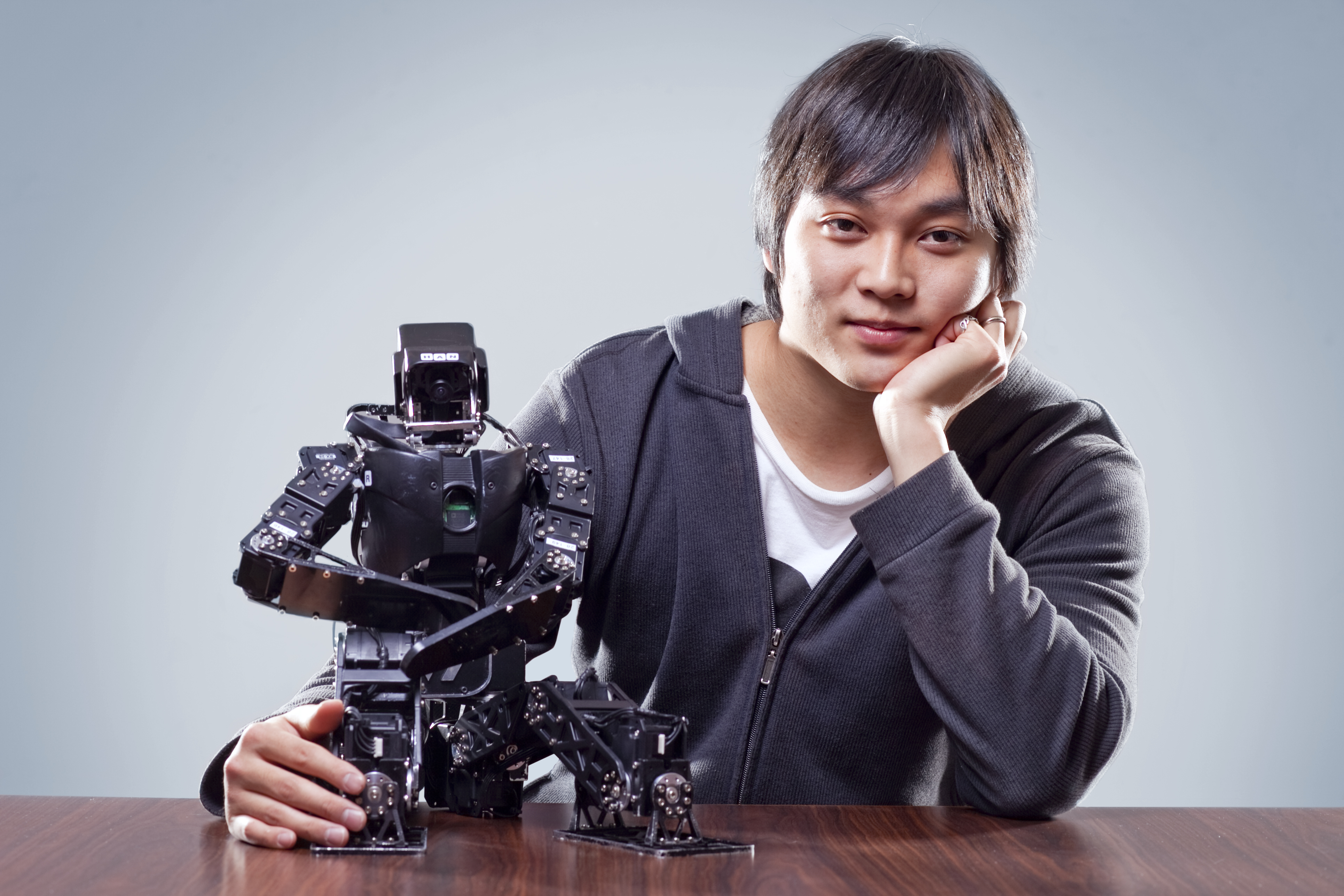 Seungmoon Song and the DARwIn humanoid robot